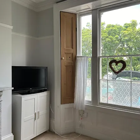 Coronation Road Apartment *